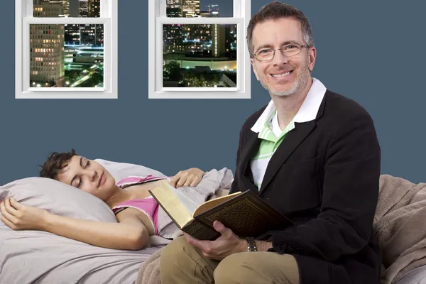 Vader is dochter in slaapkamer begeleiding — Stockfoto