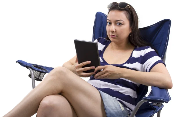 Weibchen mit Tablet auf Strandkorb — Stockfoto