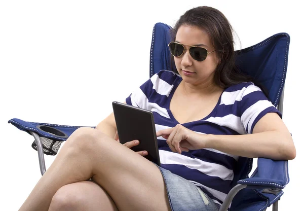 Vrouw met tablet op strandstoel — Stockfoto