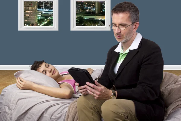 Vader is tutoring zieke dochter — Stockfoto