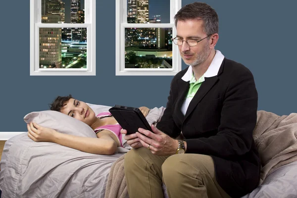 Vader is tutoring zieke dochter — Stockfoto