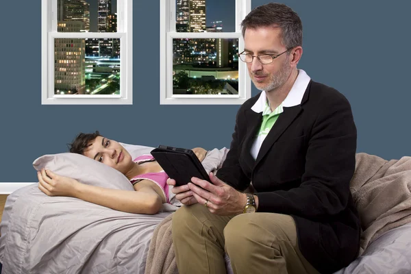 Dad is tutoring sick daughter — Stock Photo, Image