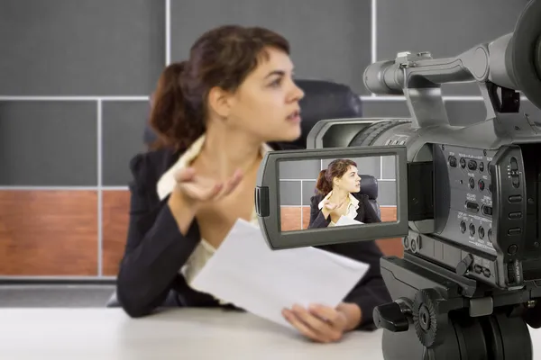 Giornalista donna in sala stampa — Foto Stock