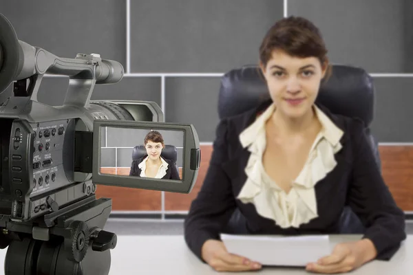 Reporterin im Newsroom — Stockfoto