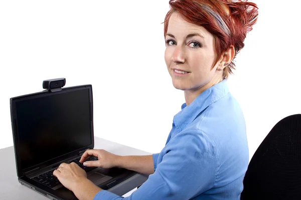 Donna che lavora sul computer — Foto Stock
