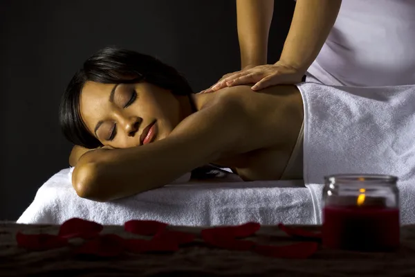 Žena dostává masáž — Stock fotografie