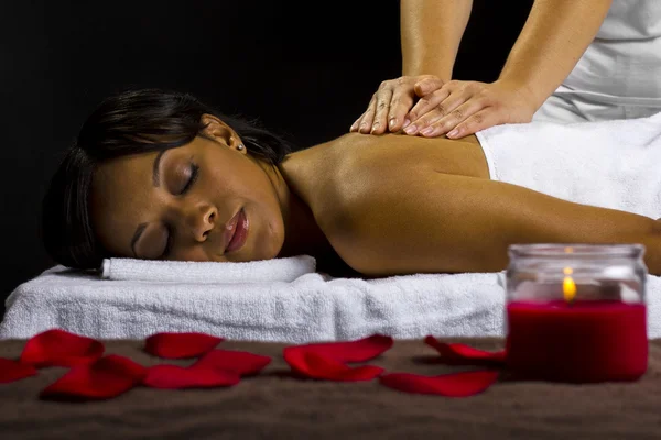 Feminino recebendo massagem — Fotografia de Stock