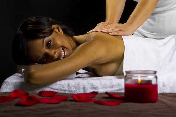 Feminino recebendo massagem — Fotografia de Stock