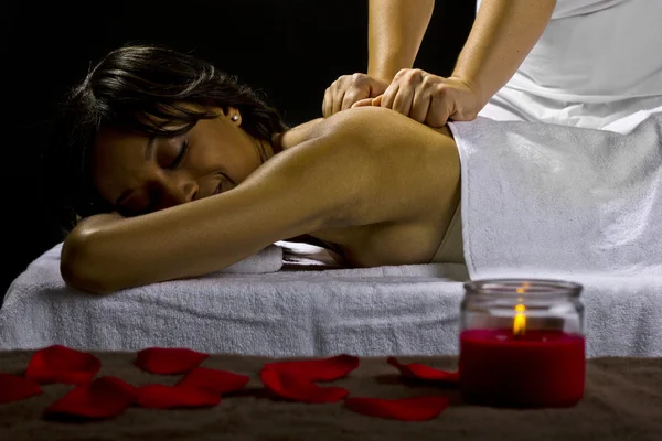 Feminino recebendo massagem — Fotografia de Stock