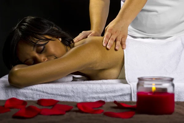 Feminino recebendo massagem — Fotografia de Stock