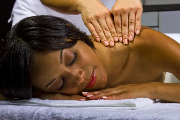 Feminino recebendo massagem no spa — Fotografia de Stock