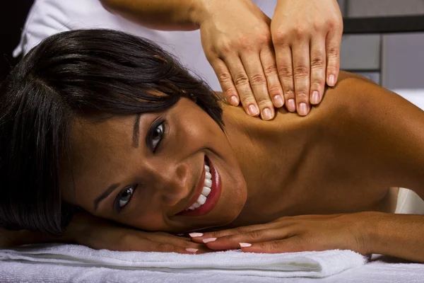 Feminino recebendo massagem no spa — Fotografia de Stock