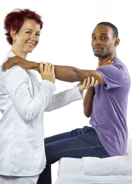 Terapeuta ayudando a paciente masculino — Foto de Stock