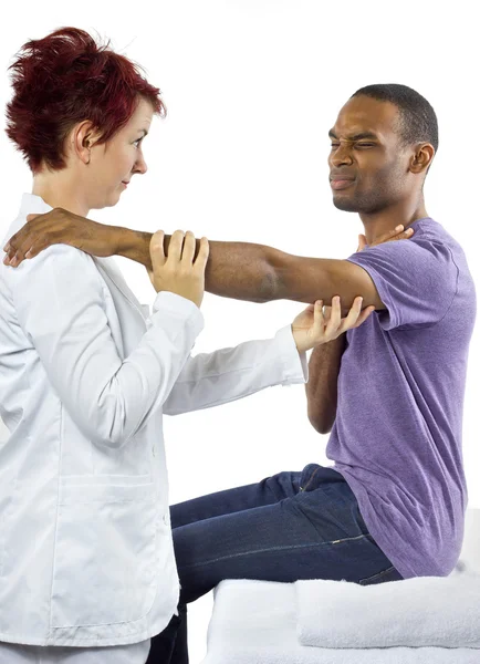 Terapeuta ajudando paciente masculino — Fotografia de Stock