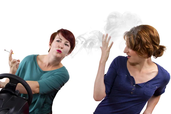 Női dohányzás-vezetés közben — Stock Fotó