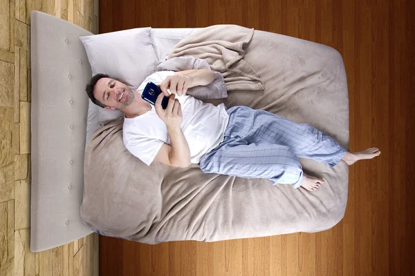 Homme avec téléphone portable — Photo