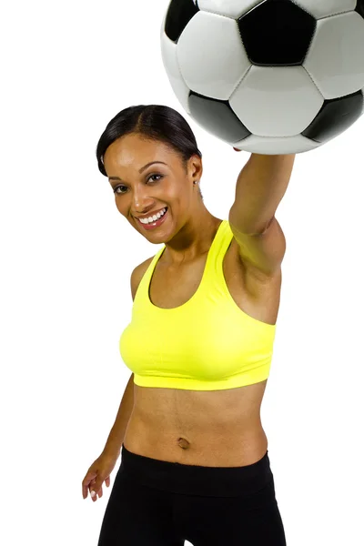 Черная женщина с футбольным мячом — стоковое фото
