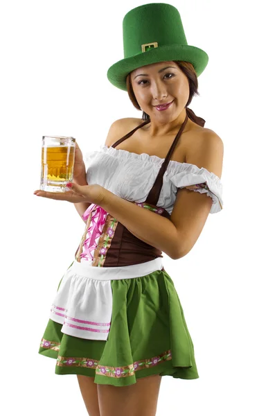 Asiática garçonete com cerveja — Fotografia de Stock