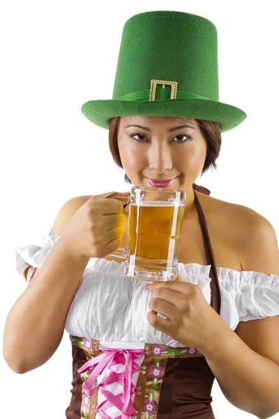 Asiatische Kellnerin mit Bier — Stockfoto