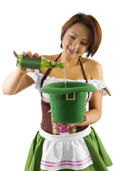 Cameriera versando birra — Foto Stock