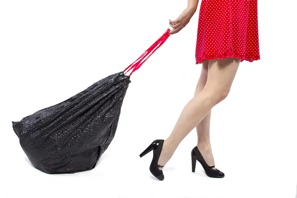 Vrouw bedrijf zwarte trashbag — Stockfoto