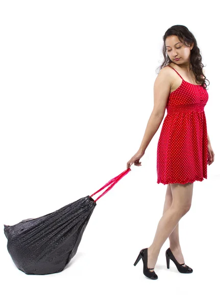 Женщина держит черный мусорный мешок — стоковое фото