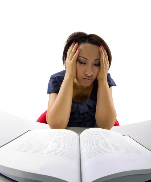 Stressad kvinna studerar — Stockfoto