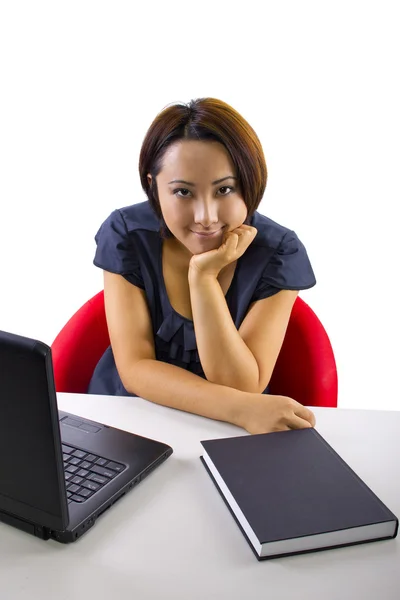 Asiático feminino estudando com computador — Fotografia de Stock