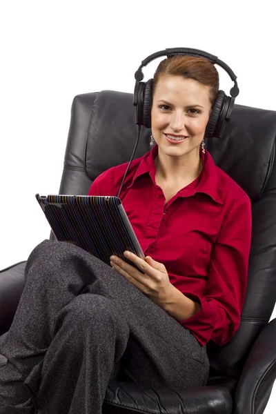 Vrouw luisteren audioboeken — Stockfoto
