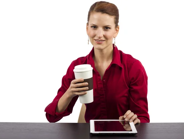 Mulher com comprimido e café — Fotografia de Stock