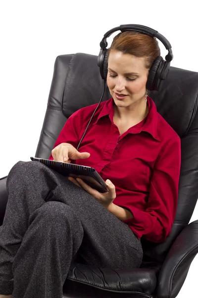 Mulher assistindo streaming de programação — Fotografia de Stock