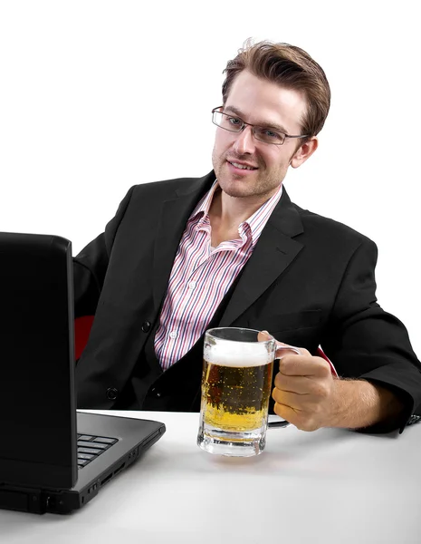 Unternehmer arbeitet mit Laptop-Bier — Stockfoto