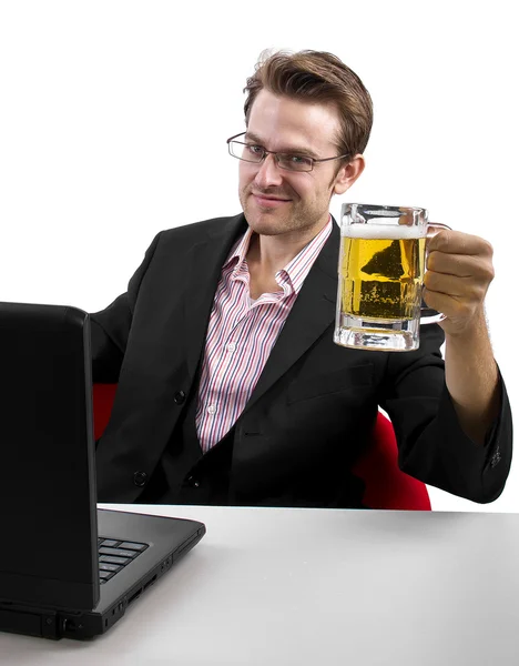 Unternehmer arbeitet mit Laptop-Bier — Stockfoto