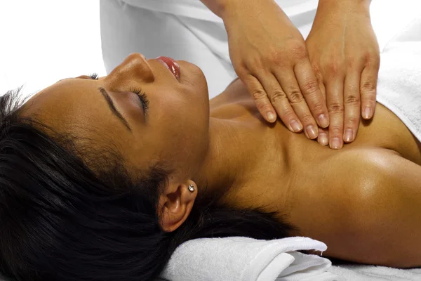Terapeuta massagista tratamento feminino — Fotografia de Stock