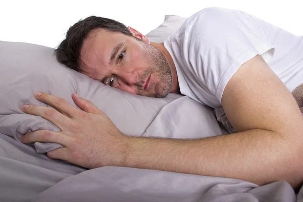 Hombre que sufre de insomnio en la cama — Foto de Stock