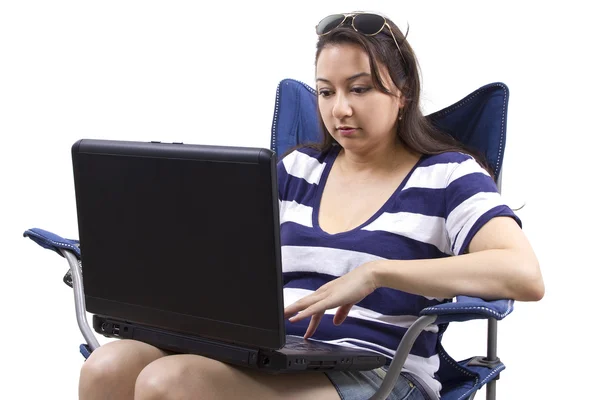 Женщина с ноутбуком сидит на стуле — стоковое фото
