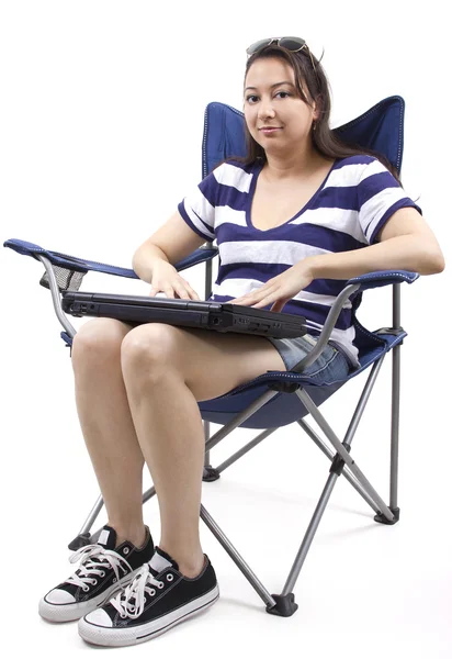 笔记本电脑坐在椅子上的女人 — 图库照片