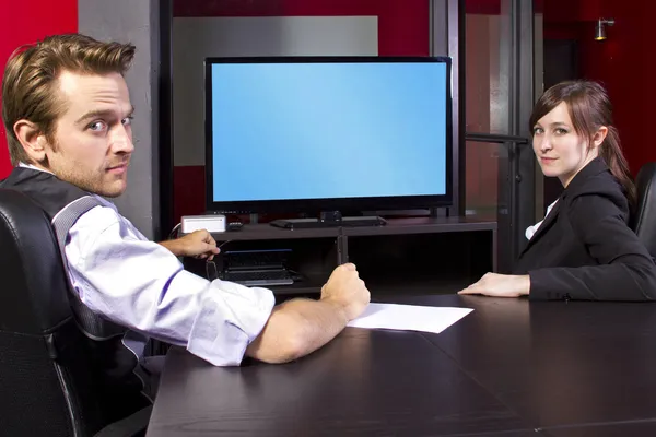 Business-Team vor dem Fernseher — Stockfoto