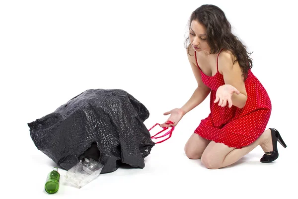 Vrouw schoonmaken van zwarte trashbag — Stockfoto