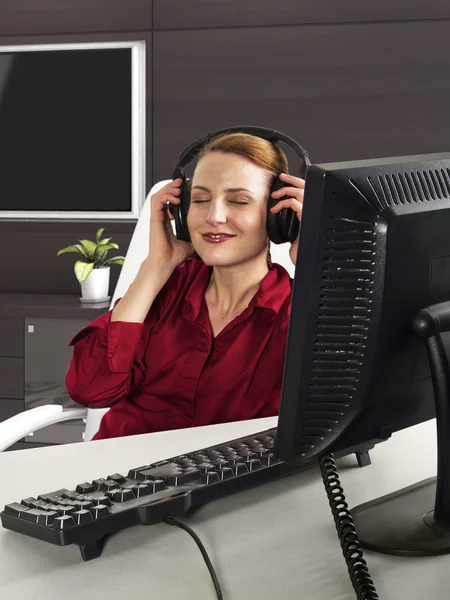 Businesswoman listening music — Stock Photo, Image