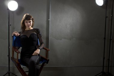 sinema yönetmenleri sandalyede oturuyor