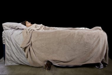 Kızlar yatağın altından çıkan canavar