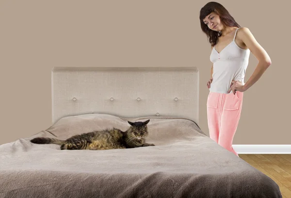 Genç kız yatakta kedidir. — Stok fotoğraf
