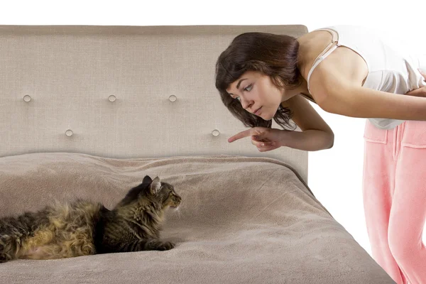 Kat is op een tienermeisje bed — Stockfoto