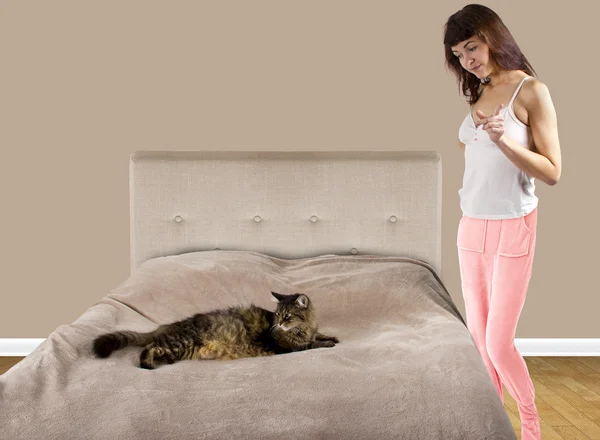 Cat is on a teenage girl's bed — Stock Photo, Image