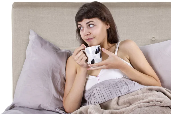 Mujer tomando café en la cama por la mañana — Foto de Stock