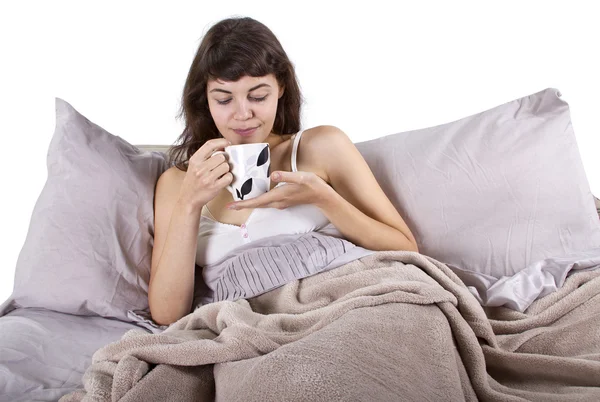 Vrouw met koffie in bed in de ochtend — Stockfoto