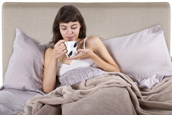 在早晨喝咖啡在床上的女人 — 图库照片
