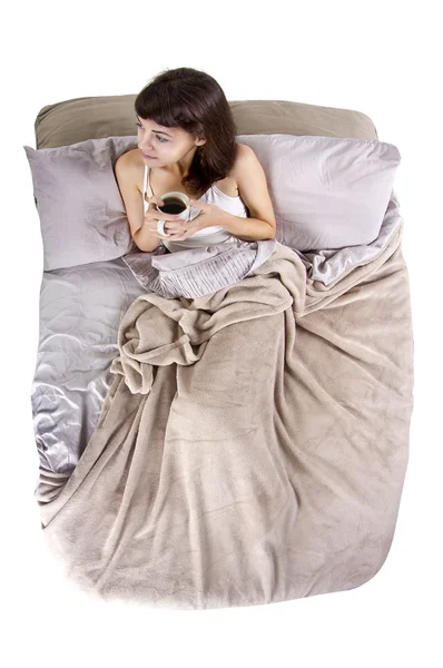 Kobieta o kawę w łóżku w nocy — Zdjęcie stockowe