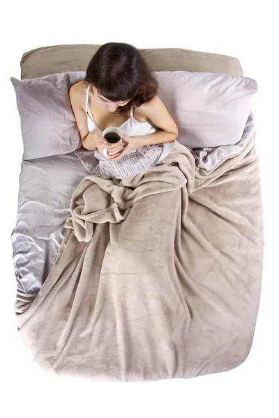 Kobieta o kawę w łóżku w nocy — Zdjęcie stockowe